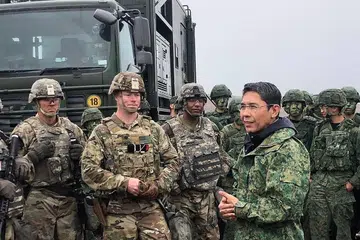 TEMUI ASKAR: Dr Maliki bercakap dengan askar-askar dari Singapura dan Amerika semasa mengunjungi Fort Sill minggu lalu. Dalam kenyataannya, Kementerian Pertahanan (Mindef) berkata latihan seperti ini memperdalam kerjasama pertahanan jangka panjang antara Singapura dengan Amerika. - Foto: KEMENTERIAN PERTAHANAN