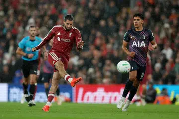 Pemain Liverpool, Dominik Szoboszlai melepaskan rembatan padu untuk menjaringkan gol ketiga pasukannya dalam perlawanan pusingan ketiga Piala Carabao menentang Tottenham Hotspur di Stadium Anfield, Liverpool, pada 15 September.