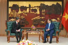 Menteri Pertahanan, Encik Chan Chun Sing (kiri), bertemu Perdana Menteri Vietnam, Encik Pham Minh Chinh, bagi perkukuh hubungan dua hala.