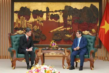 Menteri Pertahanan, Encik Chan Chun Sing (kiri), bertemu Perdana Menteri Vietnam, Encik Pham Minh Chinh, bagi perkukuh hubungan dua hala.