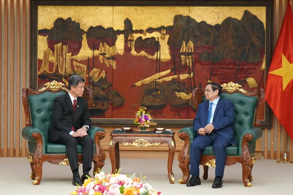 Menteri Pertahanan, Encik Chan Chun Sing (kiri), bertemu Perdana Menteri Vietnam, Encik Pham Minh Chinh, bagi perkukuh hubungan dua hala.