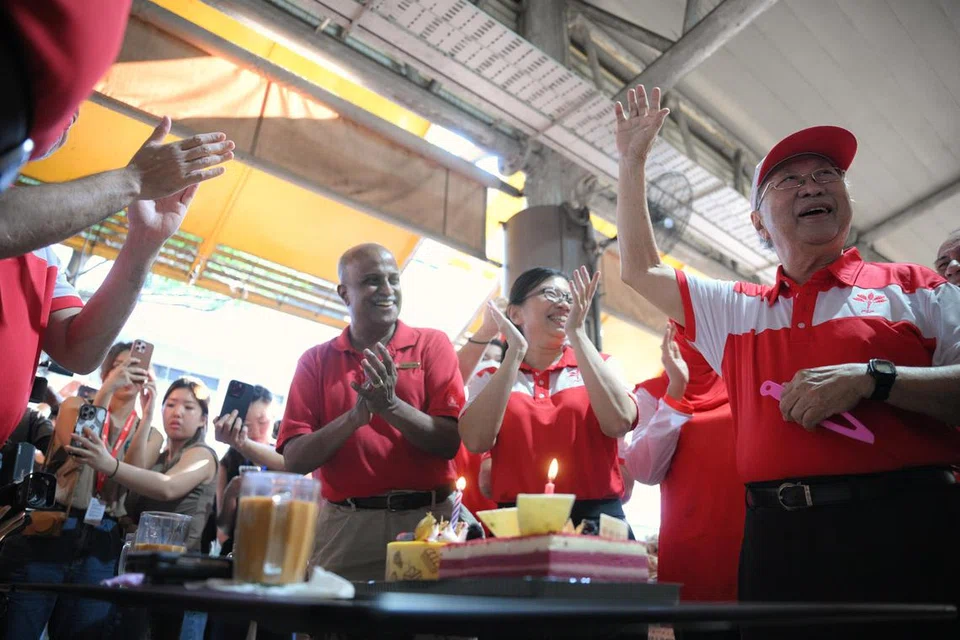 Pengerusi Parti Demokratik Singapura (SDP) dan calon SMC Bukit Panjang, Dr Paul Tambyah (paling kiri), meraikan hari lahir ke-85 pengerusi Parti Kemajuan Singapura (PSP) yang juga calon GRC West Coast-Jurong West, Dr Tan Cheng Bock (paling kanan), bersama anggota PSP lain sebelum sesi lawatan di Pusat Makanan dan Pasar Teban Gardens pada 26 April.
