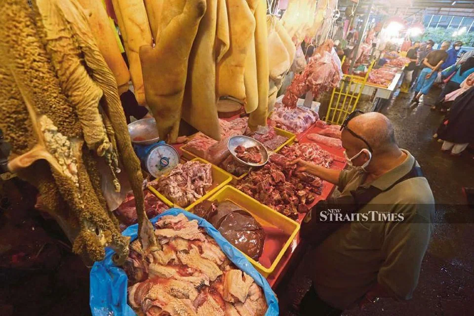 RAGU-RAGU: Walau mengeluh kerana harga daging tempatan lebih mahal, pembeli tetap membelinya kerana kini ragu-ragu dengan status halal daging yang diimport. - Foto NST
