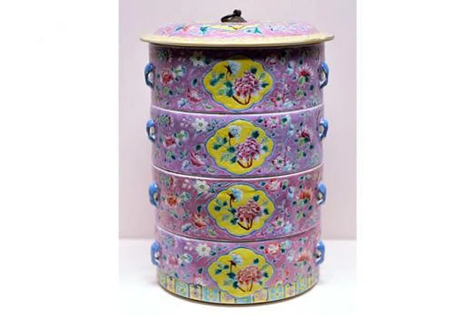  MANGKUK TINGKAT: Mangkuk tingkat ini dihasilkan di China antara 1912 hingga 1949. Ia dimiliki sebuah keluarga Peranakan.