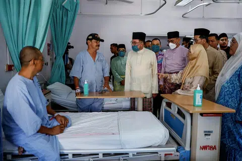 Perdana Menteri Malaysia, Datuk Seri Anwar Ibrahim (berbaju kuning), menyantuni pesakit ketika menziarahi Hospital Kuala Lumpur pada 11 April sempena Hari Raya Aidilfitri.