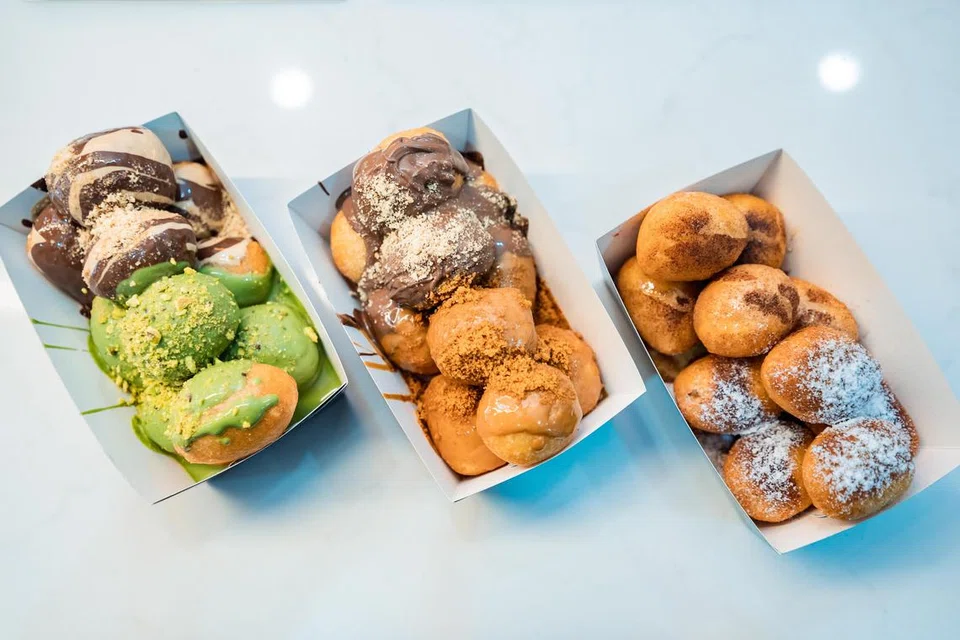 ‘Loukoumades’, donat dari budaya Greek yang dijual berperisa ‘Pistachio dan Bueno’ (kotak kiri); ‘Tella Classic dan Lotus Crunch’ (kotak tengah), ‘The Original dan Bougatsa’ (kotak kanan). 
