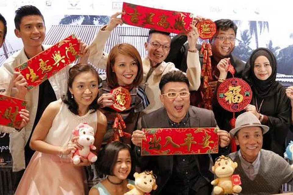 TERKENANG SEMASA DULU: Barisan pelakon yang menjayakan filem Long Long Time Ago, termasuk Suhaimi Yusof dan Nurijah Sahat (belakang tiga dari kanan dan dua dari kanan), di bawah arahan Jack Neo (berkot perang muda) bergambar selepas sidang akhbar baru-baru ini. - Foto ihsan FARAH MOHD REZAL