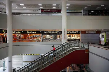 RANCANG PINDAH: Peruncit fesyen ikonik, First Lady, sudah mula membuat perancangan berpindah ke bangunan berdekatan, City Plaza pada akhir tahun hadapan. - Foto-foto BH oleh JASON QUAH, fail