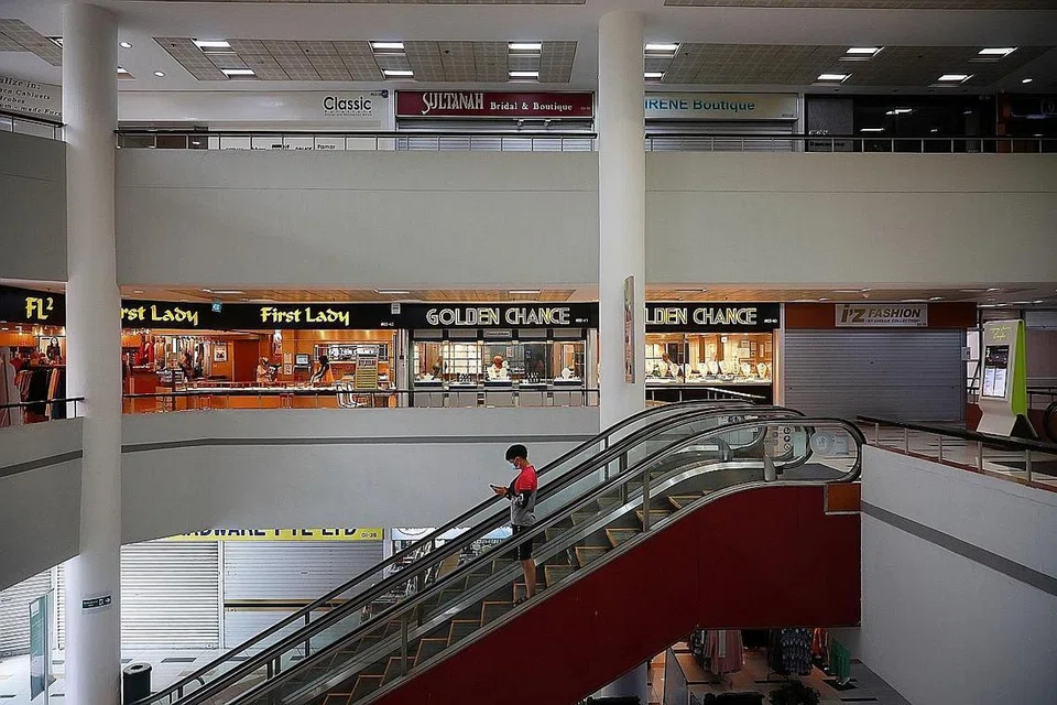 RANCANG PINDAH: Peruncit fesyen ikonik, First Lady, sudah mula membuat perancangan berpindah ke bangunan berdekatan, City Plaza pada akhir tahun hadapan. - Foto-foto BH oleh JASON QUAH, fail