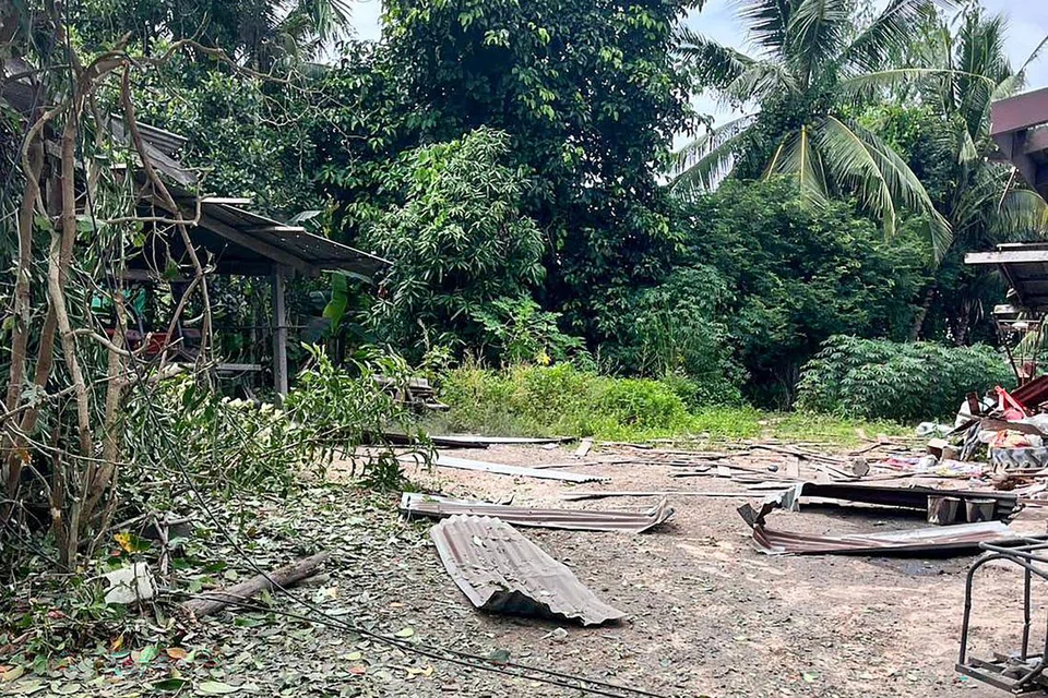 Gambar edaran yang dirakam dan dikeluarkan oleh Tentera Diraja Thailand pada 24 Julai 2025 ini, menunjukkan serpihan sebuah rumah yang rosak akibat serangan roket di daerah Kap Choeng, wilayah Surin. Menurut tentera Thailand, serangan roket oleh Kemboja pada 24 Julai telah mencederakan sembilan orang awam Thailand ketika kedua-dua pihak saling bertempur di kawasan sempadan yang dipertikaikan.