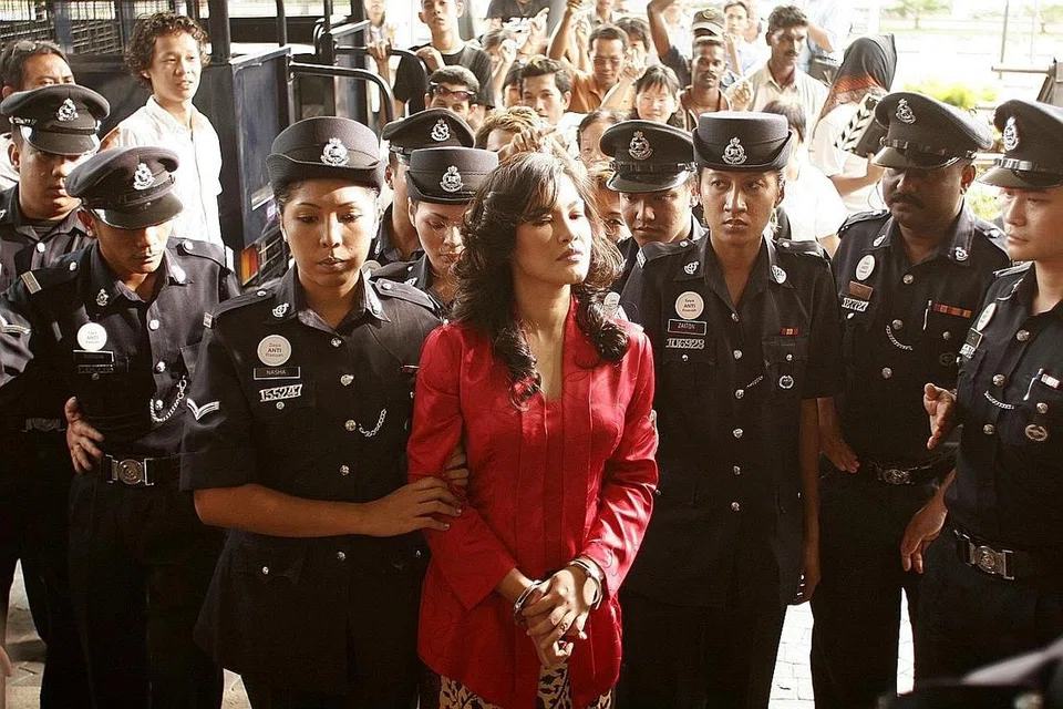 LAKONAN HEBAT: Umie Aida dengan kebaya merahnya selaku penyanyi yang bertukar menjadi bomoh dan pembunuh, Diana Dahlan, mengangkat 'Dukun' menjadi karya seni yang perlu dinilai dari segi perjalanan plot yang diulit bermacam teka-teki. - Foto CATHAY CINEPLEX