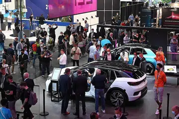 DITERUSKAN: Pengunjung di gerai pembuat kereta Jerman Volkswagen (VW) di Pameran Kereta Antarabangsa di Munich, Jerman, awal bulan ini. Pandemik Covid-19 tidak menghalang pameran ini, antara yang terbesar di dunia, diteruskan. - Foto AFP