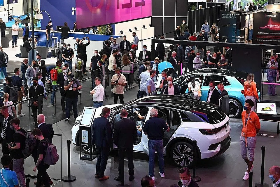 DITERUSKAN: Pengunjung di gerai pembuat kereta Jerman Volkswagen (VW) di Pameran Kereta Antarabangsa di Munich, Jerman, awal bulan ini. Pandemik Covid-19 tidak menghalang pameran ini, antara yang terbesar di dunia, diteruskan. - Foto AFP