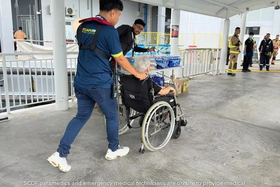Paramedik Pasukan Pertahanan Awam Singapura (SCDF) bersama kakitangan perubatan kecemasan berada di tapak kejadian untuk menawarkan sokongan perubatan.