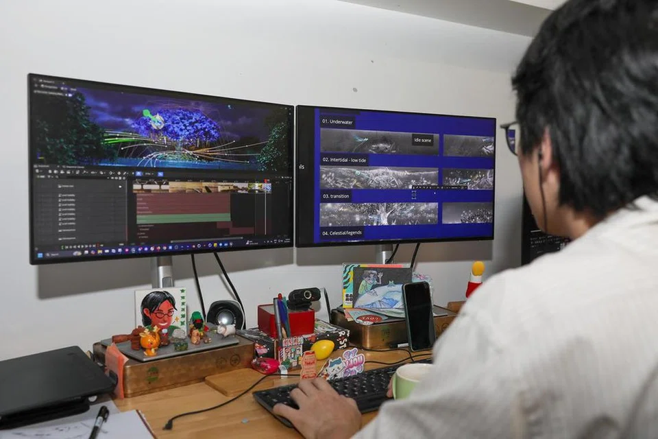 Seorang pereka daripada studio animasi tempatan, CraveFX, sedang melakar reka bentuk pauh janggi, sebuah pokok mitos.