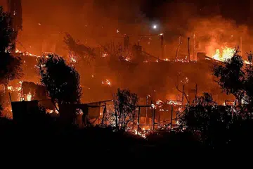 TIDAK TERKAWAL: Khemah sementara hangus terbakar di bahagian hutan Pusat Pengenalan dan Sambut Tamu (RIC) untuk pendatang asing dan pelarian di pekan Vathy, di pulau Samos, kelmarin. - Foto AFP