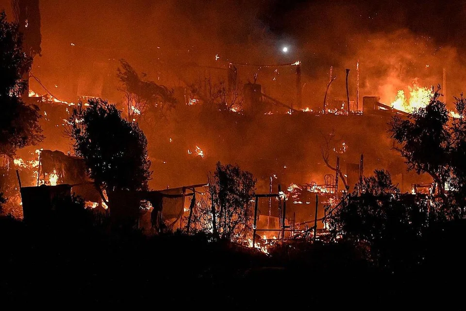 TIDAK TERKAWAL: Khemah sementara hangus terbakar di bahagian hutan Pusat Pengenalan dan Sambut Tamu (RIC) untuk pendatang asing dan pelarian di pekan Vathy, di pulau Samos, kelmarin. - Foto AFP