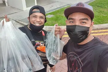 BERMULA UNTUK TAMBAH PENDAPATAN: 'Cara mudah' dapatkan wang dan waktu kerja fleksibel mendorong Encik Shahful Kamarulzaman (kiri) melakukan kerja penghantaran secara sepenuh masa. - Foto ihsan SHAHFUL KAMARULZAMAN AHAMAD