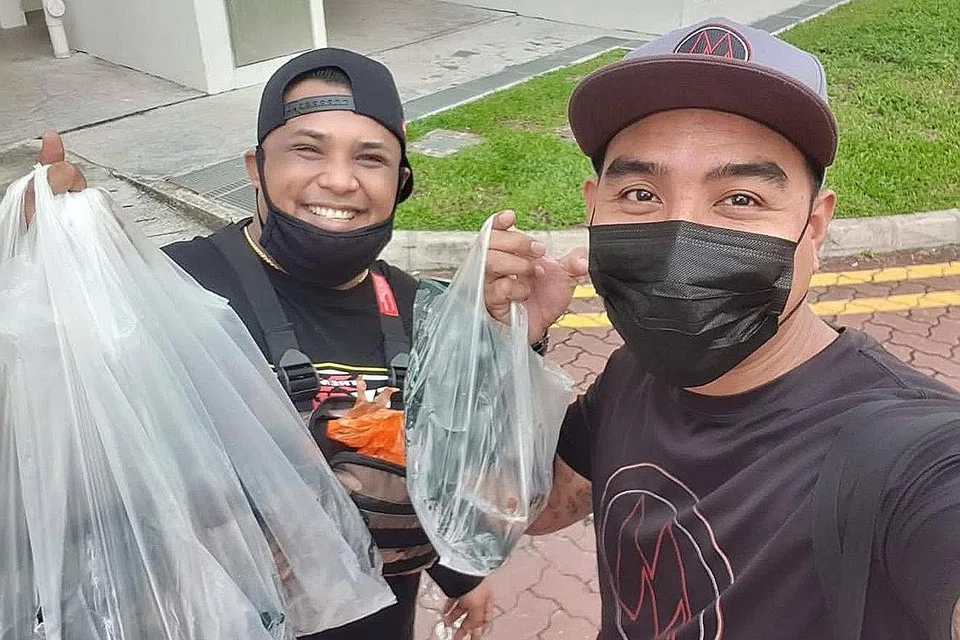BERMULA UNTUK TAMBAH PENDAPATAN: 'Cara mudah' dapatkan wang dan waktu kerja fleksibel mendorong Encik Shahful Kamarulzaman (kiri) melakukan kerja penghantaran secara sepenuh masa. - Foto ihsan SHAHFUL KAMARULZAMAN AHAMAD