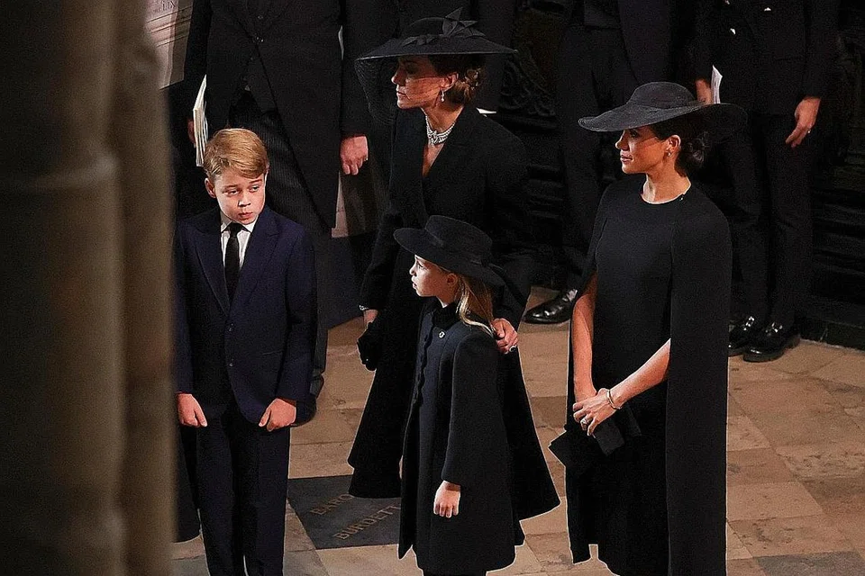 SUASANA HIBA: Puteri Catherine (dua dari kiri) bersama anaknya, Putera George (paling kiri) dan Puteri Charlotte (tiga dari kiri), bersama Cik Meghan Markle hadiri pengebumian Ratu Elizabeth II semalam.