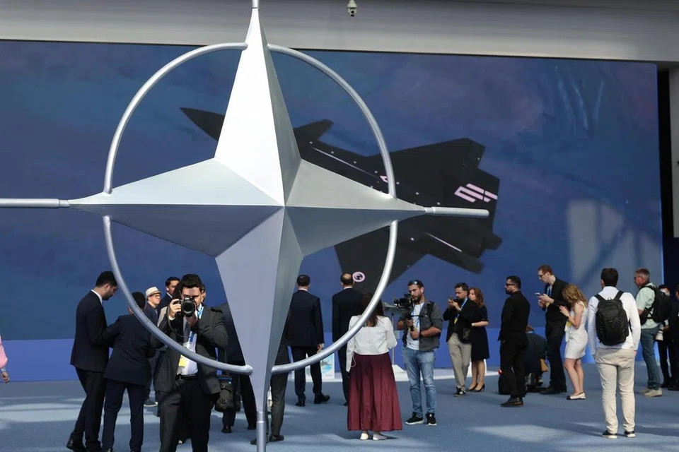 Orang ramai menunggu di lokasi Forum Sidang Industri Pertahanan Nato di Ankara, Turkey, pada 7 Julai 2026. Sidang kemuncak yang berlangsung pada 7 hingga 8 Julai itu memberi tumpuan kepada usaha memperkukuh pengeluaran industri pertahanan serta menjamin bantuan ketenteraan jangka panjang kepada Ukraine.