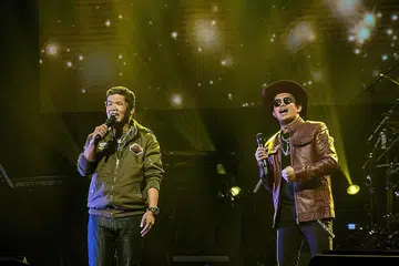 KENANGAN MENGUSIK JIWA: Dua vokalis Exists, Mamat (kiri) dan Ezad membawa peminat menyusur jalan kenangan. - Foto BH oleh NUR DIYANA TAHA