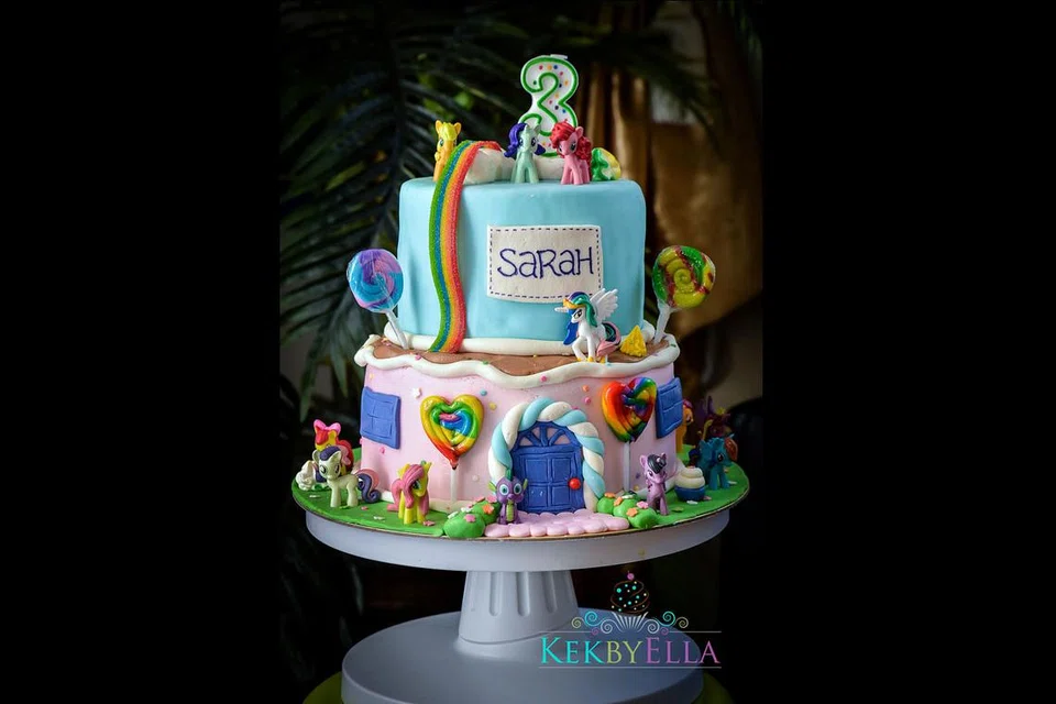 HIASAN TERPERINCI: Cik Suhaila menghasilkan kek dengan hiasan terperinci dan permainan 'My Little Pony' buat hari jadi anak perempuannya. - Foto JULY PHOTOGRAPHY 