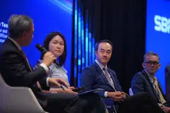 Menteri Negara Kanan (Kesihatan merangkap Tenaga Manusia), Dr Koh Poh Koon (dua dari kanan) berucap di sesi dialog yang berlangsung di Persidangan Ekonomi Masa Depan anjuran Persekutuan Perniagaan Singapura (SBF) yang diadakan di Pusat Ekspo dan Konvensyen Sands pada 14 Mei.