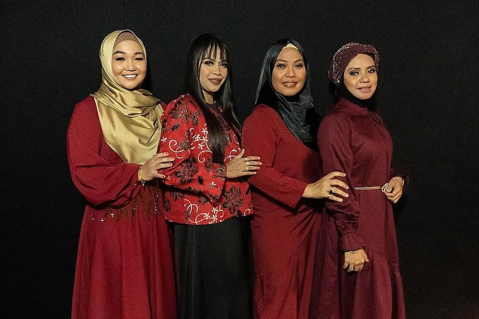KENANG PERJUANGAN SENI LEGENDA: (Dari kiri) Roszalina Kaylin, Dora Sudin, Masnie Mohamed dan Henny Hanip mengingati sumbangan Ratu Dangdut, Zaleha Hamid, melalui 'medley' lagu popular, 'Jangan Kau Tangiskan', 'Dangdut Reggae', 'Kerana Pengalaman' dan 'Pria Idaman'. - Foto HASAN HAMID/SANBAH PIX MOTION 