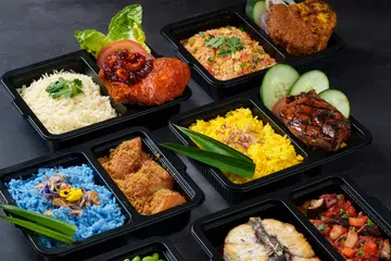 (dari kiri) Spiced Chicken Tomato Coulis with Fragrant Ghee Rice; Chicken Satay & Peanut Sauce with Wok-Fried Indonesian-Style Rice; Indonesian Galangal-Roasted Chicken with Blue Pea Infused Jasmine Rice; Indonesian Herb-Grilled Chicken with Golden Turmeric Rice; Almond Crusted Salmon with Garlic Spinach; dan Grilled Barramundi with Wild Mushroom & Bean Ragout, antara hidangan sedia dipanaskan yang ditawarkan Eatz Express.