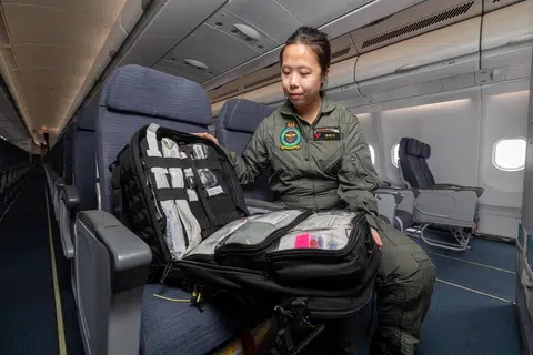 Kit perubatan yang dibawa oleh Pegawai Perubatan Penerbangan, Kapten (Dr) Chia Hui Yui, semasa operasi membawa pulang warga Singapura dari Arab Saudi mengandungi bekalan penting termasuk ubat-ubatan asas dan ubat terkawal bagi memastikan rawatan segera dapat diberikan kepada penumpang dan kru sepanjang penerbangan.