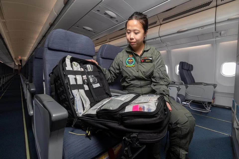Kit perubatan yang dibawa oleh Pegawai Perubatan Penerbangan, Kapten (Dr) Chia Hui Yui, semasa operasi membawa pulang warga Singapura dari Arab Saudi mengandungi bekalan penting termasuk ubat-ubatan asas dan ubat terkawal bagi memastikan rawatan segera dapat diberikan kepada penumpang dan kru sepanjang penerbangan.
