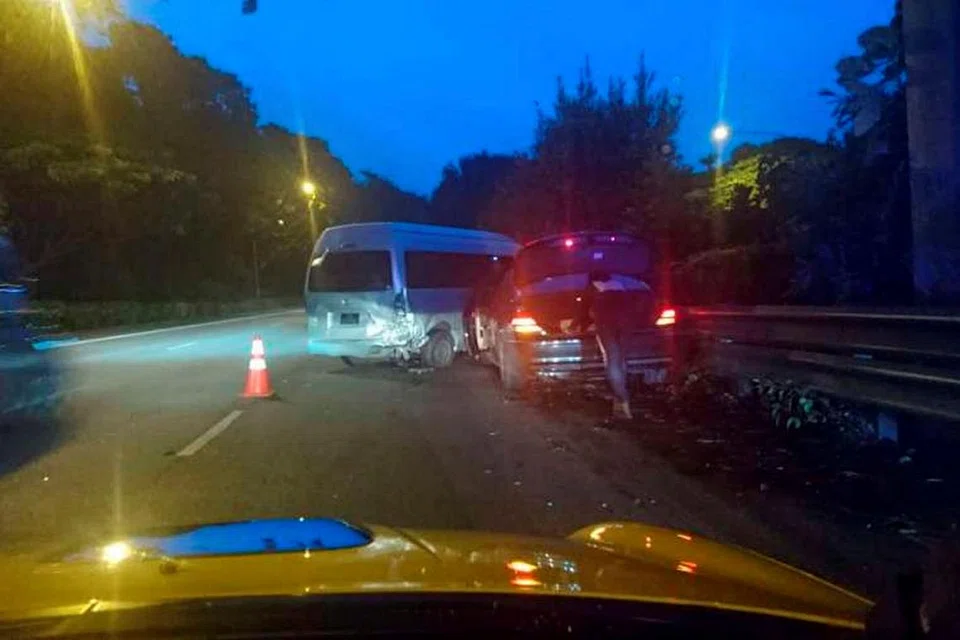 LANGGAR VAN: Kemalangan yang berlaku di AYE Sabtu lalu selepas sebuah kereta BMW merempuh sebuah van dari belakang. - Foto MUSTAFA DANIAL