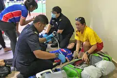 REBAH SEHINGGA HILANG PERGERAKAN: Siti Nur Raihanah (baring) dibantu oleh paramedik selepas rebah ketika bertembung dengan pemain lawan dalam perlawanan Liga Kebangsaan Hoki. - Foto SYAHREENA ZAINUDIN