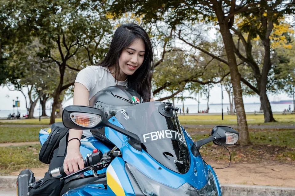 Mula belajar menunggang motosikal sewaktu pandemik Covid-19 pada 2021, Cik Maggie menganggapnya sebagai kemahiran yang tiada tarikh luput.