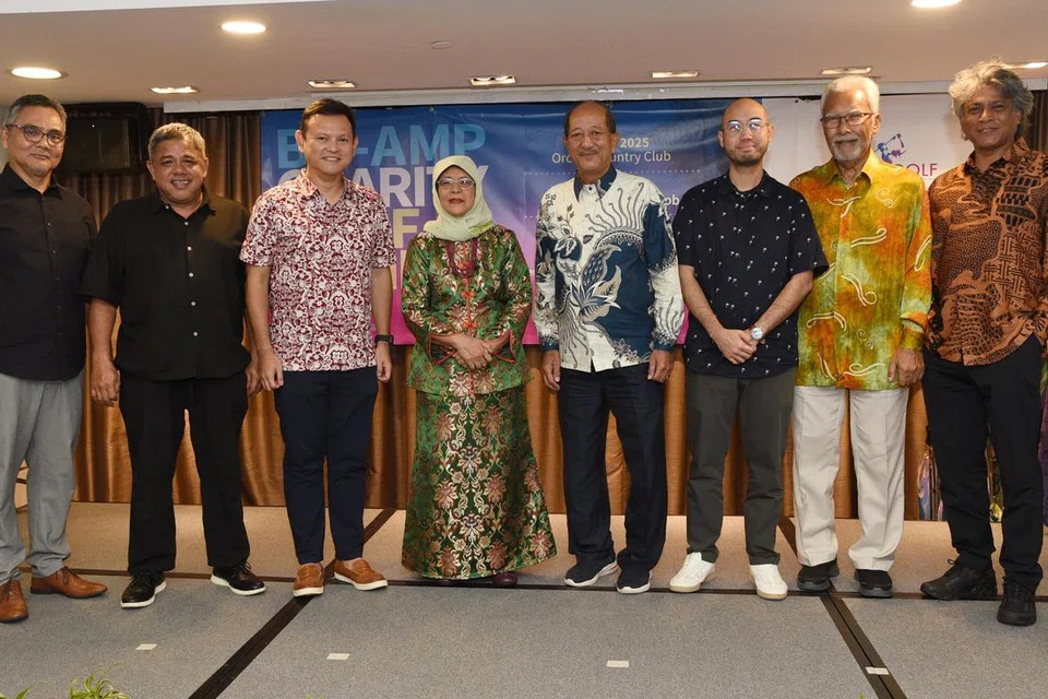 Empat pemain golf veteran – Encik Zainal Samat (empat dari kanan), Encik A Rahim Jaafar (dua dari kanan), Encik Ibrahim Atan (paling kanan) dan Encik Mohd Said Abdul Latif (dua dari kiri) telah menyumbang kepada Golf Amal BH-AMP 2025 sebagai penganjur acara golf amal itu. Usaha mereka diiktirafkan oleh mantan Presiden, Puan Halimah Yacob (empat dari kiri), serta Menteri Negara Kanan (Pertahanan merangkap Kemampanan dan Sekitaran), Encik Zaqy Mohamad (tiga dari kiri) semasa sesi jamuan malam pada 22 Julai di Orchid Country Club. 