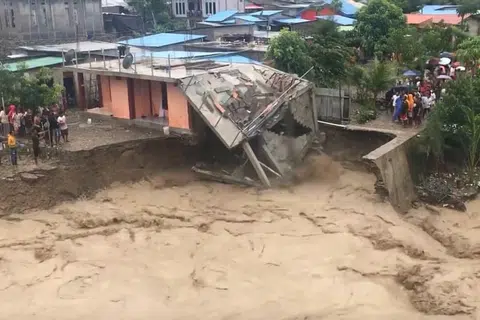 Sebuah rumah runtuh selepas asasnya dihanyutkan di Dili, Timor-Leste pada 4 April. 