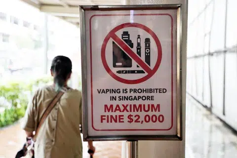 Pekerja jagaan kesihatan awam, vape, boleh dibuang kerja