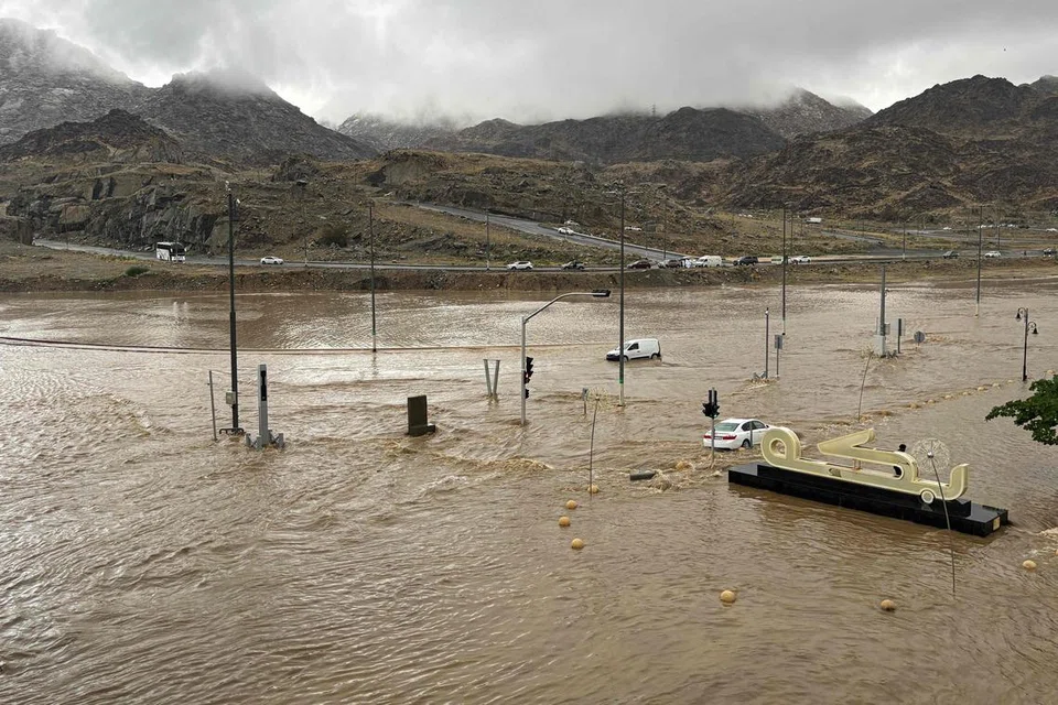 Pemandu kenderaan meredah jalan yang dinaiki air selepas hujan lebat di Makkah pada 6 Januari 2025.