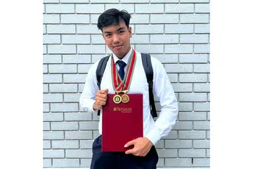 MENGIMBANGI MASA DENGAN BAIK: Meskipun melibatkan diri dalam pelbagai aktiviti di sekolah, Encik Zaki tidak menghalangnya untuk mencapai kecemerlangan di sekolah. - Foto ihsan MUHAMMAD ZAKI ZULKHAIRI