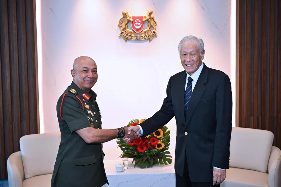 Panglima Angkatan Tentera Malaysia, Jeneral Mohammad Abdul Rahman (kiri), dan Menteri Pertahanan, Dr Ng Eng Hen, mengesahkan hubungan pertahanan dua hala yang mesra dan lama terjalin antara Malaysia dengan Singapura