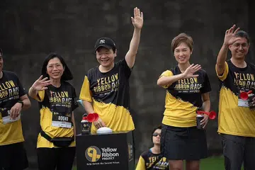 BERI SOKONGAN: DPM Lawrence Wong (tiga dari kanan), Cik Josephine Teo (dua dari kanan) dan Dr Faishal Ibrahim (paling kanan) di acara larian Perlumbaan Reben Kuning pagi semalam. - Foto REBEN KUNING