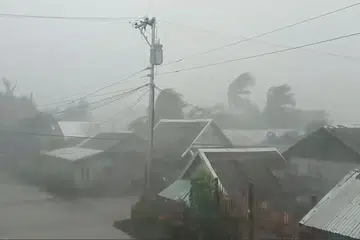 Taufan Kammuri melanda Gamay, Utara Samar, di Filipina pada 2 Disember 2019. FOTO: REUTERS