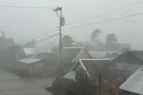 Taufan Kammuri melanda Gamay, Utara Samar, di Filipina pada 2 Disember 2019. FOTO: REUTERS