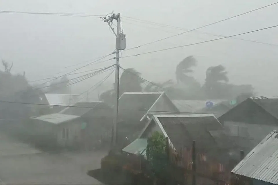 Taufan Kammuri melanda Gamay, Utara Samar, di Filipina pada 2 Disember 2019. FOTO: REUTERS
