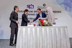 METERAI MOU: (Dari kiri) Encik Saat, Encik Khaw, Encik Zaqy dan Cik Zuraidah hadir bagi majlis menandatangani MOU yang diadakan di auditorium SPH Media semalam. - Foto BH oleh NUR DIYANA TAHA