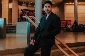 penyanyi kelab malam, kerjaya muzik singapura, realiti industri hiburan, izzan adlan