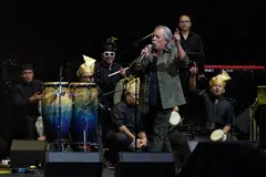 KARISMA PAPA ROK: Datuk Ramli Sarip mendendangkan lagu-lagu nostalgia Sweet Charity di samping membawa penonton mengimbau nostalgia dewasa pada era 1970-an dan 1980-an.
