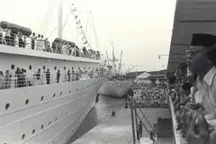 Saudara-mara dan sahabat handai menghantar jemaah menunaikan haji ke Makkah dengan menaiki kapal “Malaysia Raya“ di pelabuhan PSA pada 1971.