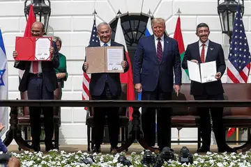 PULIH HUBUNGAN: Di depan ratusan hadirin di laman Rumah Putih, (dari kiri) Menteri Luar Bahrain, Encik Abdullatif Al Zayani; Perdana Menteri Israel, Encik Benjamin Netanyahu; Presiden Donald Trump; dan, Menteri Luar UAE, Sheikh Abdullah bin Zayed al-Nahyan, menandatangani perjanjian bagi menjalin hubungan. - Foto REUTERS